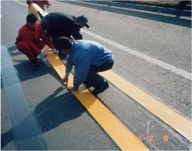 预成型（xíng）标线带拆除方法（fǎ）.jpg